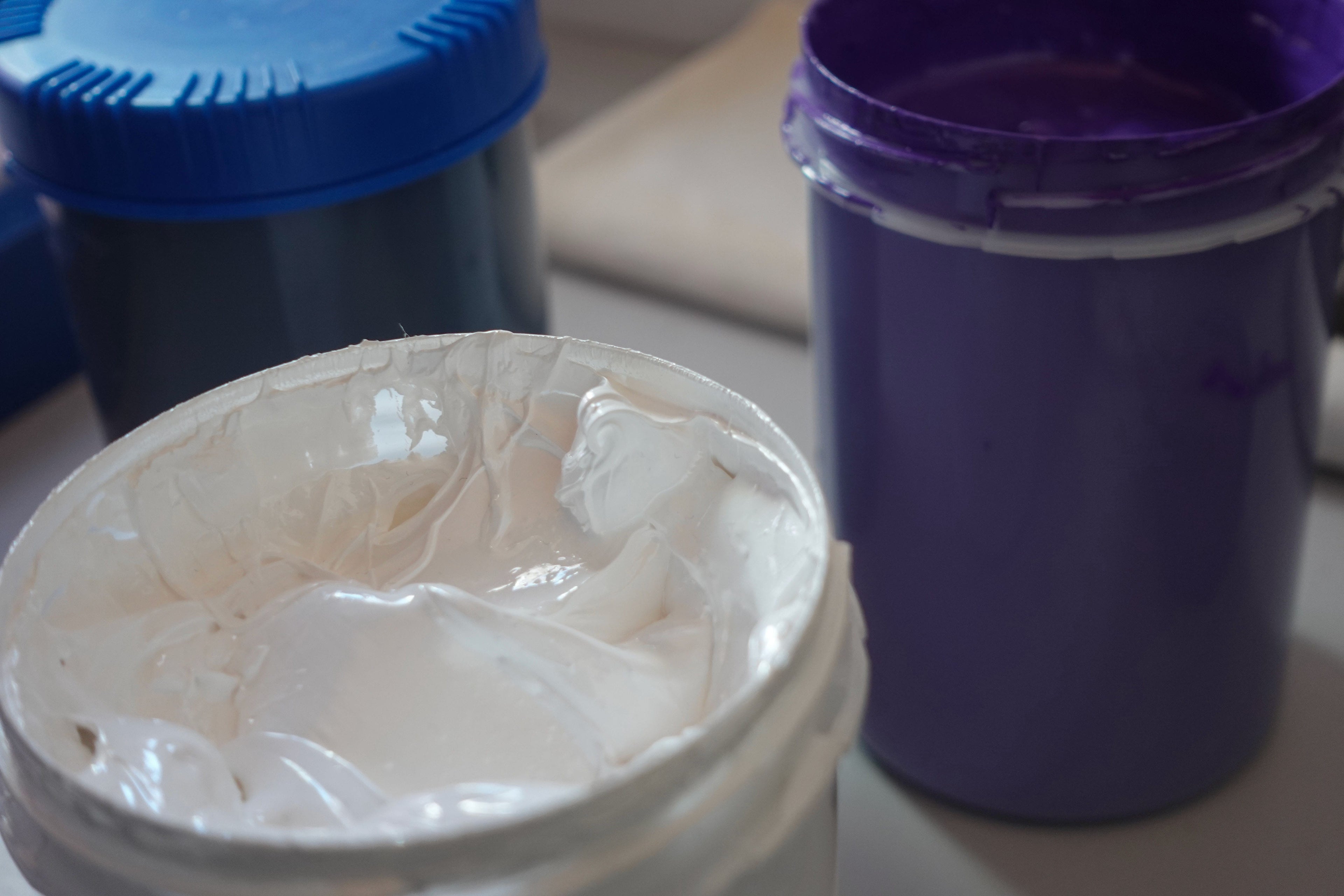 peinture blanche violette noir 